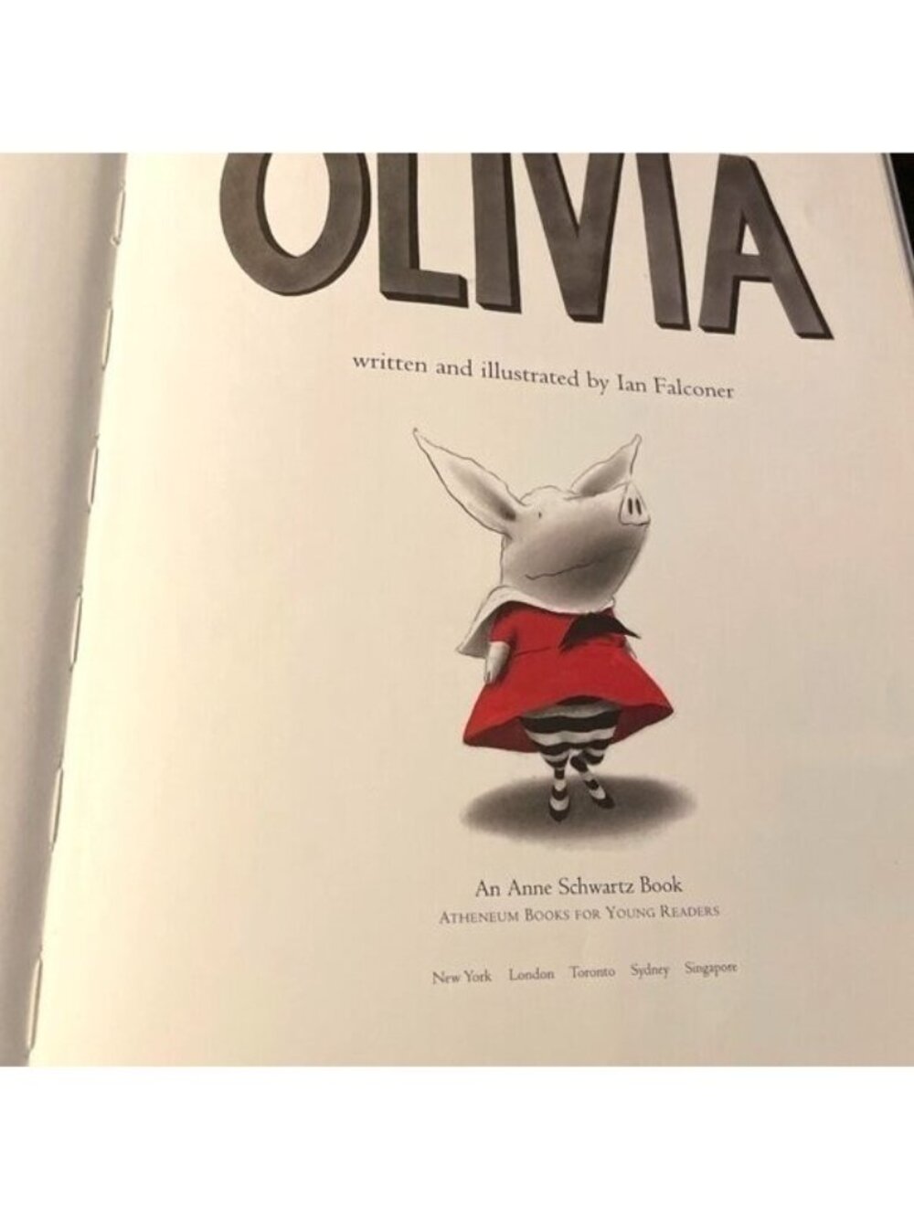 Vintage Olivia Pig Hardcover Childrens Book By Ian Falconer Atheneum Books 2000 - Picture 3 of 6